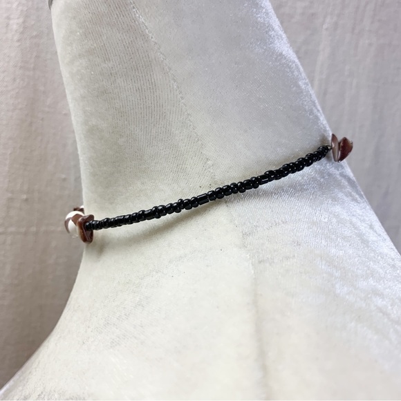 Express Shell Choker Necklace - Picture 2 of 5